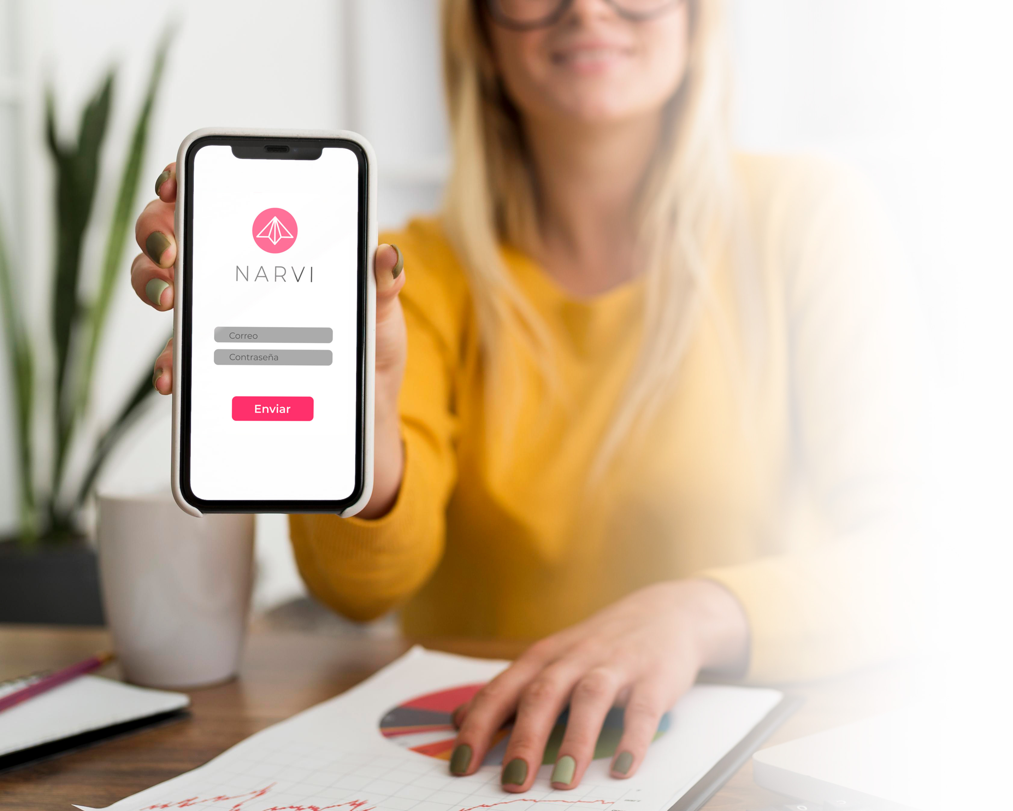 Emprendedora usando Narvi en su dispositivo móvil